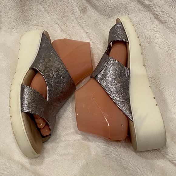 Johnston & Murphy Carly Metallic Silver Colored Comfort Wedge Sandals Size 9 EUC - Picture 7 of 12